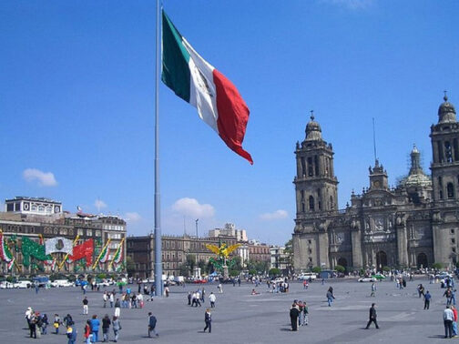 La Plaza de la Constitución (El Zócalo) en la Ciudad de México.